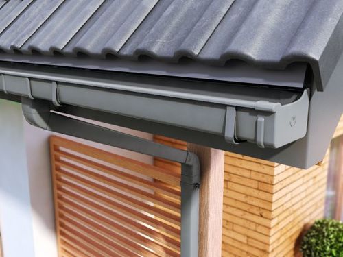Jaki wybrać system rynnowy, aby efektywne odprowadzać wody opadowe z powierzchni dachów płaskich i skośnych